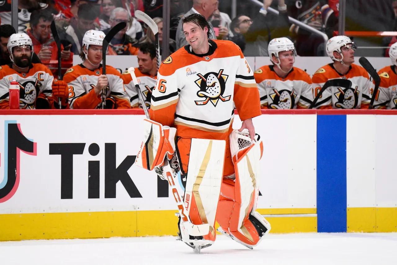 Red Wings Dapatkan John Gibson dengan Imbalan Petr Mrazek, Dua Pilihan